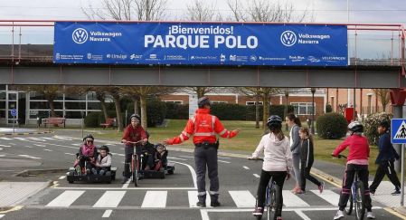Los reyes Juan Carlos I y Sofía inauguraron el 9 de marzo de 1999 el parque polo sobre 20.250 metros cuadrados de landaben. alumnos de 300 centros de enseñanza, la mayoría navarros, han aprendido nociones básicas del código de circulación. Su seguridad es lo primero. Texto natxo gutiérrez fotografía eduardo buxens y archivo