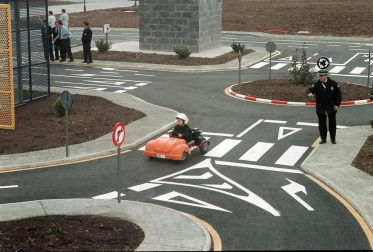Los reyes Juan Carlos I y Sofía inauguraron el 9 de marzo de 1999 el parque polo sobre 20.250 metros cuadrados de landaben. alumnos de 300 centros de enseñanza, la mayoría navarros, han aprendido nociones básicas del código de circulación. Su seguridad es lo primero. Texto natxo gutiérrez fotografía eduardo buxens y archivo