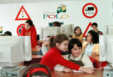Los reyes Juan Carlos I y Sofía inauguraron el 9 de marzo de 1999 el parque polo sobre 20.250 metros cuadrados de landaben. alumnos de 300 centros de enseñanza, la mayoría navarros, han aprendido nociones básicas del código de circulación. Su seguridad es lo primero. Texto natxo gutiérrez fotografía eduardo buxens y archivo