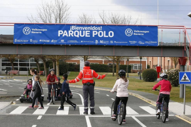 Los reyes Juan Carlos I y Sofía inauguraron el 9 de marzo de 1999 el parque polo sobre 20.250 metros cuadrados de landaben. alumnos de 300 centros de enseñanza, la mayoría navarros, han aprendido nociones básicas del código de circulación. Su seguridad es lo primero. Texto natxo gutiérrez fotografía eduardo buxens y archivo