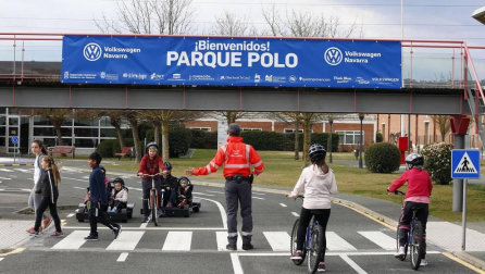 Los reyes Juan Carlos I y Sofía inauguraron el 9 de marzo de 1999 el parque polo sobre 20.250 metros cuadrados de landaben. alumnos de 300 centros de enseñanza, la mayoría navarros, han aprendido nociones básicas del código de circulación. Su seguridad es lo primero. Texto natxo gutiérrez fotografía eduardo buxens y archivo