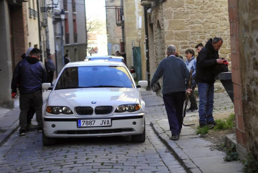 El equipo de rodaje de la película china 'Line Walker II' ha filmado esta semana en tafalla. la escena estrella ha sido la de una persecución de coches que se desarrolla durante un supuesto encierro de san fermín. cientos de navarros han participado en el rodaje como figurantes