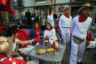 El equipo de rodaje de la película china 'Line Walker II' ha filmado esta semana en tafalla. la escena estrella ha sido la de una persecución de coches que se desarrolla durante un supuesto encierro de san fermín. cientos de navarros han participado en el rodaje como figurantes