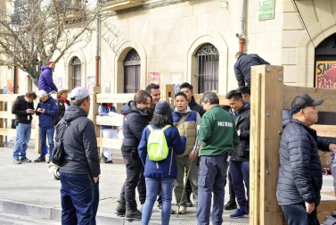 El equipo de rodaje de la película china 'Line Walker II' ha filmado esta semana en tafalla. la escena estrella ha sido la de una persecución de coches que se desarrolla durante un supuesto encierro de san fermín. cientos de navarros han participado en el rodaje como figurantes