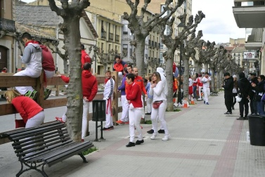 El equipo de rodaje de la película china 'Line Walker II' ha filmado esta semana en tafalla. la escena estrella ha sido la de una persecución de coches que se desarrolla durante un supuesto encierro de san fermín. cientos de navarros han participado en el rodaje como figurantes