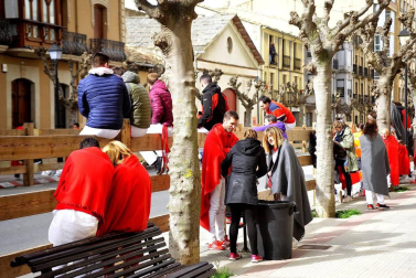 El equipo de rodaje de la película china 'Line Walker II' ha filmado esta semana en tafalla. la escena estrella ha sido la de una persecución de coches que se desarrolla durante un supuesto encierro de san fermín. cientos de navarros han participado en el rodaje como figurantes
