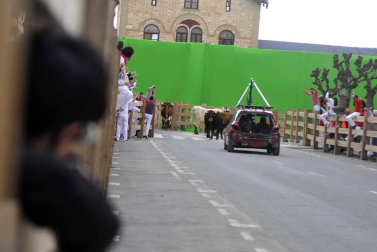 El equipo de rodaje de la película china 'Line Walker II' ha filmado esta semana en tafalla. la escena estrella ha sido la de una persecución de coches que se desarrolla durante un supuesto encierro de san fermín. cientos de navarros han participado en el rodaje como figurantes