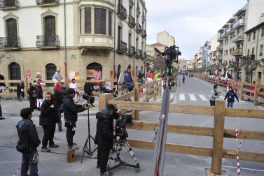 El equipo de rodaje de la película china 'Line Walker II' ha filmado esta semana en tafalla. la escena estrella ha sido la de una persecución de coches que se desarrolla durante un supuesto encierro de san fermín. cientos de navarros han participado en el rodaje como figurantes