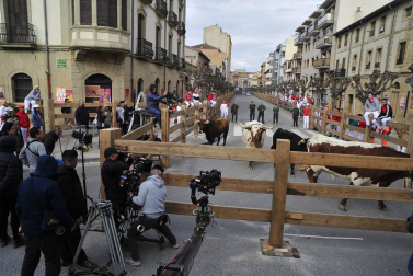 El equipo de rodaje de la película china 'Line Walker II' ha filmado esta semana en tafalla. la escena estrella ha sido la de una persecución de coches que se desarrolla durante un supuesto encierro de san fermín. cientos de navarros han participado en el rodaje como figurantes