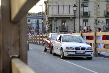 El equipo de rodaje de la película china 'Line Walker II' ha filmado esta semana en tafalla. la escena estrella ha sido la de una persecución de coches que se desarrolla durante un supuesto encierro de san fermín. cientos de navarros han participado en el rodaje como figurantes