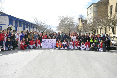 El equipo de rodaje de la película china 'Line Walker II' ha filmado esta semana en tafalla. la escena estrella ha sido la de una persecución de coches que se desarrolla durante un supuesto encierro de san fermín. cientos de navarros han participado en el rodaje como figurantes