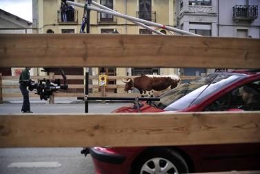 El equipo de rodaje de la película china 'Line Walker II' ha filmado esta semana en tafalla. la escena estrella ha sido la de una persecución de coches que se desarrolla durante un supuesto encierro de san fermín. cientos de navarros han participado en el rodaje como figurantes