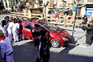 El equipo de rodaje de la película china 'Line Walker II' ha filmado esta semana en tafalla. la escena estrella ha sido la de una persecución de coches que se desarrolla durante un supuesto encierro de san fermín. cientos de navarros han participado en el rodaje como figurantes