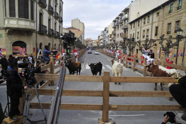 El equipo de rodaje de la película china 'Line Walker II' ha filmado esta semana en tafalla. la escena estrella ha sido la de una persecución de coches que se desarrolla durante un supuesto encierro de san fermín. cientos de navarros han participado en el rodaje como figurantes
