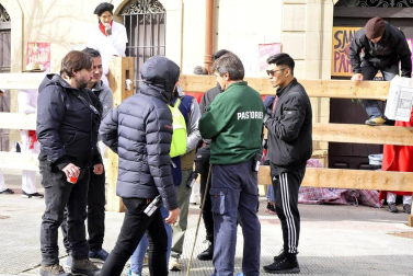 El equipo de rodaje de la película china 'Line Walker II' ha filmado esta semana en tafalla. la escena estrella ha sido la de una persecución de coches que se desarrolla durante un supuesto encierro de san fermín. cientos de navarros han participado en el rodaje como figurantes
