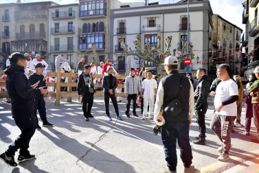 El equipo de rodaje de la película china 'Line Walker II' ha filmado esta semana en tafalla. la escena estrella ha sido la de una persecución de coches que se desarrolla durante un supuesto encierro de san fermín. cientos de navarros han participado en el rodaje como figurantes
