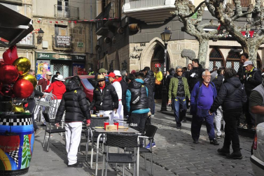El equipo de rodaje de la película china 'Line Walker II' ha filmado esta semana en tafalla. la escena estrella ha sido la de una persecución de coches que se desarrolla durante un supuesto encierro de san fermín. cientos de navarros han participado en el rodaje como figurantes