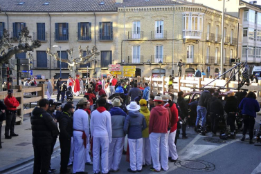 El equipo de rodaje de la película china 'Line Walker II' ha filmado esta semana en tafalla. la escena estrella ha sido la de una persecución de coches que se desarrolla durante un supuesto encierro de san fermín. cientos de navarros han participado en el rodaje como figurantes