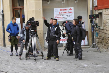 El equipo de rodaje de la película china 'Line Walker II' ha filmado esta semana en tafalla. la escena estrella ha sido la de una persecución de coches que se desarrolla durante un supuesto encierro de san fermín. cientos de navarros han participado en el rodaje como figurantes