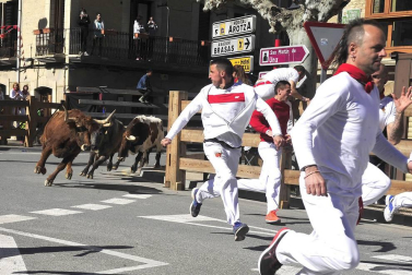 El equipo de rodaje de la película china 'Line Walker II' ha filmado esta semana en tafalla. la escena estrella ha sido la de una persecución de coches que se desarrolla durante un supuesto encierro de san fermín. cientos de navarros han participado en el rodaje como figurantes