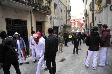El equipo de rodaje de la película china 'Line Walker II' ha filmado esta semana en tafalla. la escena estrella ha sido la de una persecución de coches que se desarrolla durante un supuesto encierro de san fermín. cientos de navarros han participado en el rodaje como figurantes