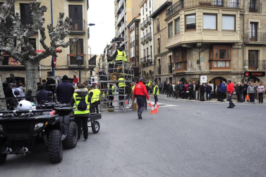 El equipo de rodaje de la película china 'Line Walker II' ha filmado esta semana en tafalla. la escena estrella ha sido la de una persecución de coches que se desarrolla durante un supuesto encierro de san fermín. cientos de navarros han participado en el rodaje como figurantes