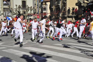 El equipo de rodaje de la película china 'Line Walker II' ha filmado esta semana en tafalla. la escena estrella ha sido la de una persecución de coches que se desarrolla durante un supuesto encierro de san fermín. cientos de navarros han participado en el rodaje como figurantes