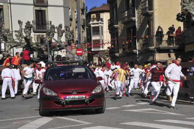 El equipo de rodaje de la película china 'Line Walker II' ha filmado esta semana en tafalla. la escena estrella ha sido la de una persecución de coches que se desarrolla durante un supuesto encierro de san fermín. cientos de navarros han participado en el rodaje como figurantes