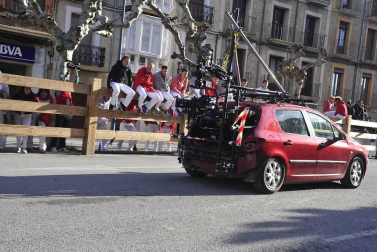 El equipo de rodaje de la película china 'Line Walker II' ha filmado esta semana en tafalla. la escena estrella ha sido la de una persecución de coches que se desarrolla durante un supuesto encierro de san fermín. cientos de navarros han participado en el rodaje como figurantes