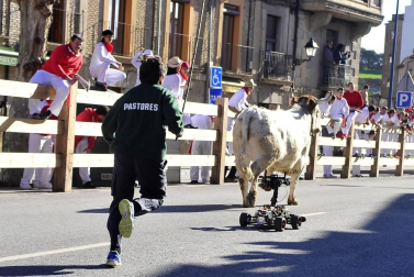 El equipo de rodaje de la película china 'Line Walker II' ha filmado esta semana en tafalla. la escena estrella ha sido la de una persecución de coches que se desarrolla durante un supuesto encierro de san fermín. cientos de navarros han participado en el rodaje como figurantes