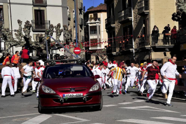 El equipo de rodaje de la película china 'Line Walker II' ha filmado esta semana en tafalla. la escena estrella ha sido la de una persecución de coches que se desarrolla durante un supuesto encierro de san fermín. cientos de navarros han participado en el rodaje como figurantes