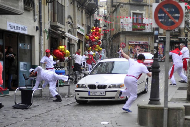 El equipo de rodaje de la película china 'Line Walker II' ha filmado esta semana en tafalla. la escena estrella ha sido la de una persecución de coches que se desarrolla durante un supuesto encierro de san fermín. cientos de navarros han participado en el rodaje como figurantes