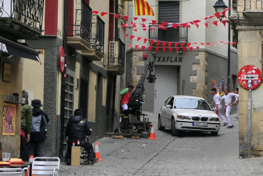 El equipo de rodaje de la película china 'Line Walker II' ha filmado esta semana en tafalla. la escena estrella ha sido la de una persecución de coches que se desarrolla durante un supuesto encierro de san fermín. cientos de navarros han participado en el rodaje como figurantes