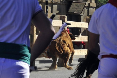 El equipo de rodaje de la película china 'Line Walker II' ha filmado esta semana en tafalla. la escena estrella ha sido la de una persecución de coches que se desarrolla durante un supuesto encierro de san fermín. cientos de navarros han participado en el rodaje como figurantes