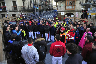 El equipo de rodaje de la película china 'Line Walker II' ha filmado esta semana en tafalla. la escena estrella ha sido la de una persecución de coches que se desarrolla durante un supuesto encierro de san fermín. cientos de navarros han participado en el rodaje como figurantes
