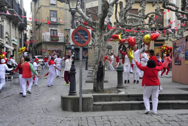 El equipo de rodaje de la película china 'Line Walker II' ha filmado esta semana en tafalla. la escena estrella ha sido la de una persecución de coches que se desarrolla durante un supuesto encierro de san fermín. cientos de navarros han participado en el rodaje como figurantes