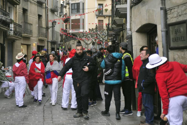 El equipo de rodaje de la película china 'Line Walker II' ha filmado esta semana en tafalla. la escena estrella ha sido la de una persecución de coches que se desarrolla durante un supuesto encierro de san fermín. cientos de navarros han participado en el rodaje como figurantes