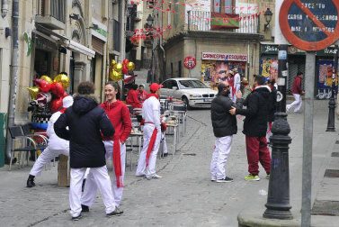 El equipo de rodaje de la película china 'Line Walker II' ha filmado esta semana en tafalla. la escena estrella ha sido la de una persecución de coches que se desarrolla durante un supuesto encierro de san fermín. cientos de navarros han participado en el rodaje como figurantes