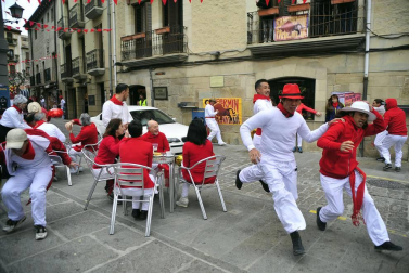 El equipo de rodaje de la película china 'Line Walker II' ha filmado esta semana en tafalla. la escena estrella ha sido la de una persecución de coches que se desarrolla durante un supuesto encierro de san fermín. cientos de navarros han participado en el rodaje como figurantes
