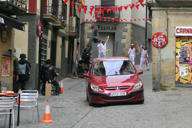 El equipo de rodaje de la película china 'Line Walker II' ha filmado esta semana en tafalla. la escena estrella ha sido la de una persecución de coches que se desarrolla durante un supuesto encierro de san fermín. cientos de navarros han participado en el rodaje como figurantes