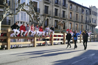 El equipo de rodaje de la película china 'Line Walker II' ha filmado esta semana en tafalla. la escena estrella ha sido la de una persecución de coches que se desarrolla durante un supuesto encierro de san fermín. cientos de navarros han participado en el rodaje como figurantes