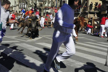 El equipo de rodaje de la película china 'Line Walker II' ha filmado esta semana en tafalla. la escena estrella ha sido la de una persecución de coches que se desarrolla durante un supuesto encierro de san fermín. cientos de navarros han participado en el rodaje como figurantes