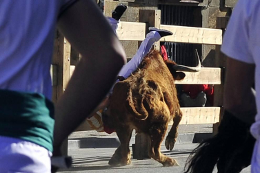 El equipo de rodaje de la película china 'Line Walker II' ha filmado esta semana en tafalla. la escena estrella ha sido la de una persecución de coches que se desarrolla durante un supuesto encierro de san fermín. cientos de navarros han participado en el rodaje como figurantes