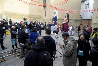El equipo de rodaje de la película china 'Line Walker II' ha filmado esta semana en tafalla. la escena estrella ha sido la de una persecución de coches que se desarrolla durante un supuesto encierro de san fermín. cientos de navarros han participado en el rodaje como figurantes