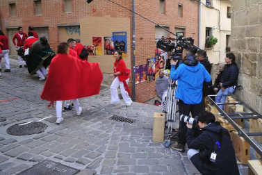 El equipo de rodaje de la película china 'Line Walker II' ha filmado esta semana en tafalla. la escena estrella ha sido la de una persecución de coches que se desarrolla durante un supuesto encierro de san fermín. cientos de navarros han participado en el rodaje como figurantes