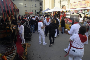 El equipo de rodaje de la película china 'Line Walker II' ha filmado esta semana en tafalla. la escena estrella ha sido la de una persecución de coches que se desarrolla durante un supuesto encierro de san fermín. cientos de navarros han participado en el rodaje como figurantes