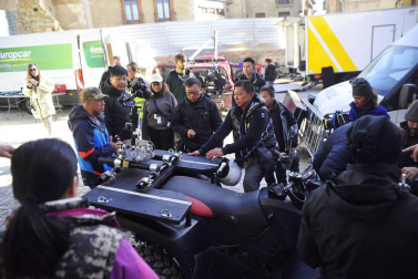El equipo de rodaje de la película china 'Line Walker II' ha filmado esta semana en tafalla. la escena estrella ha sido la de una persecución de coches que se desarrolla durante un supuesto encierro de san fermín. cientos de navarros han participado en el rodaje como figurantes