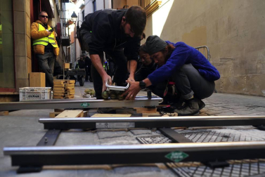 El equipo de rodaje de la película china 'Line Walker II' ha filmado esta semana en tafalla. la escena estrella ha sido la de una persecución de coches que se desarrolla durante un supuesto encierro de san fermín. cientos de navarros han participado en el rodaje como figurantes