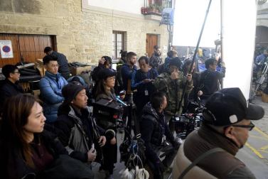 El equipo de rodaje de la película china 'Line Walker II' ha filmado esta semana en tafalla. la escena estrella ha sido la de una persecución de coches que se desarrolla durante un supuesto encierro de san fermín. cientos de navarros han participado en el rodaje como figurantes