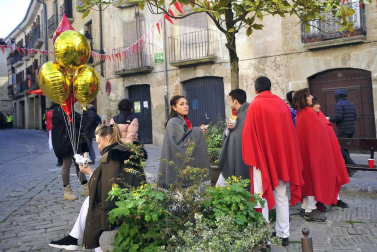 El equipo de rodaje de la película china 'Line Walker II' ha filmado esta semana en tafalla. la escena estrella ha sido la de una persecución de coches que se desarrolla durante un supuesto encierro de san fermín. cientos de navarros han participado en el rodaje como figurantes